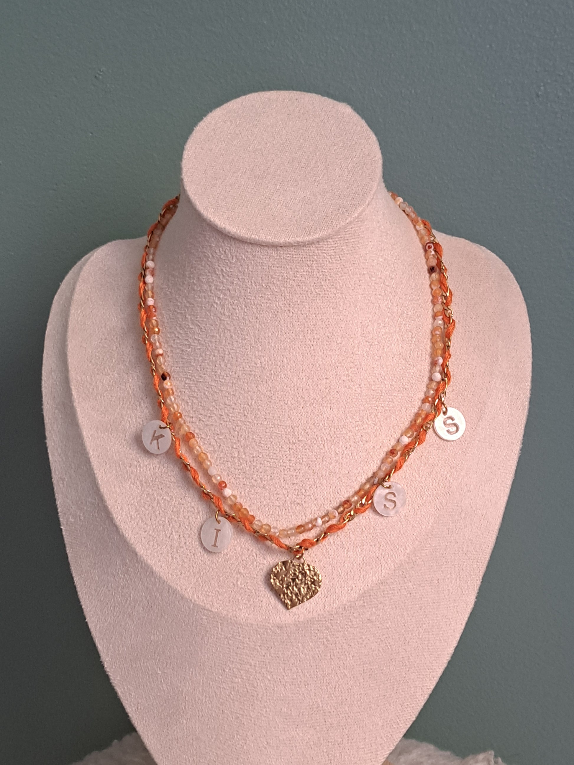 Collier orange inscription "Kiss"