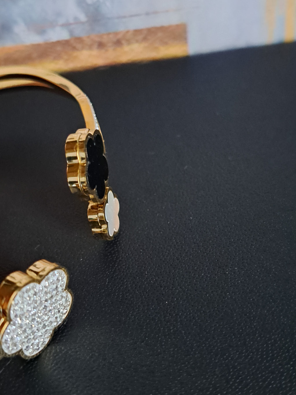 Bracelet jonc "fleur et strass"