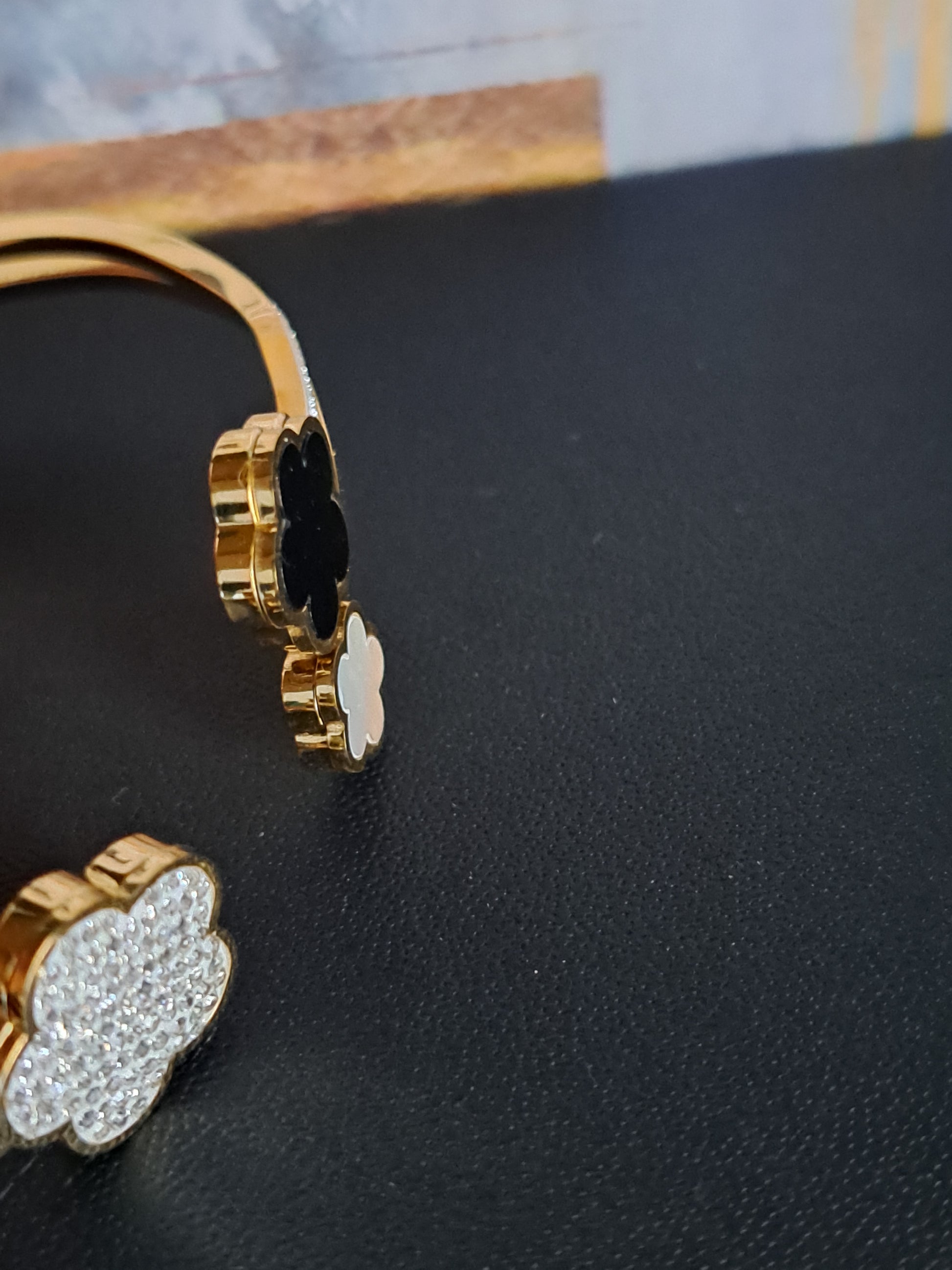 Bracelet jonc "fleur et strass"