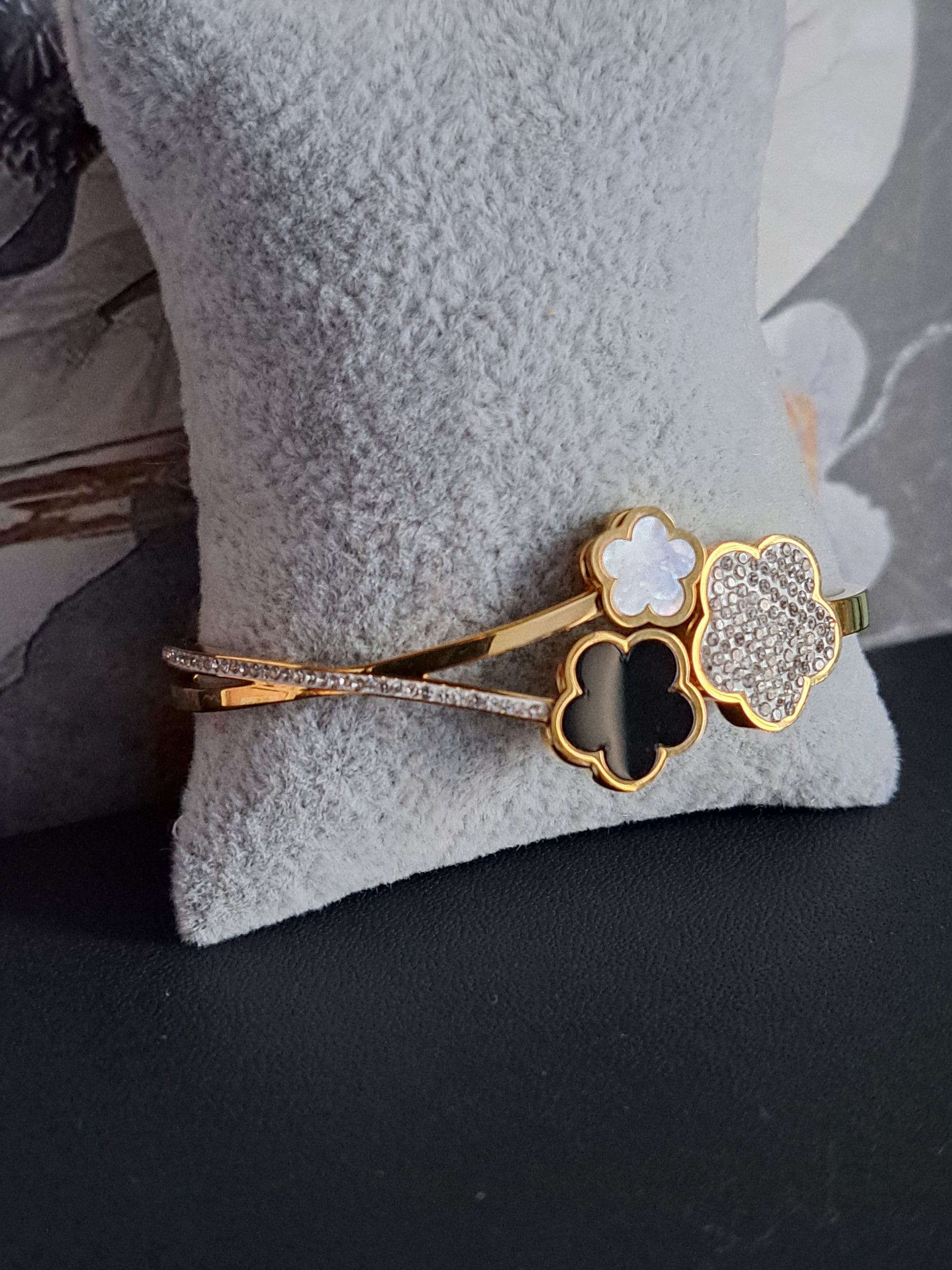 Bracelet jonc "fleur et strass"
