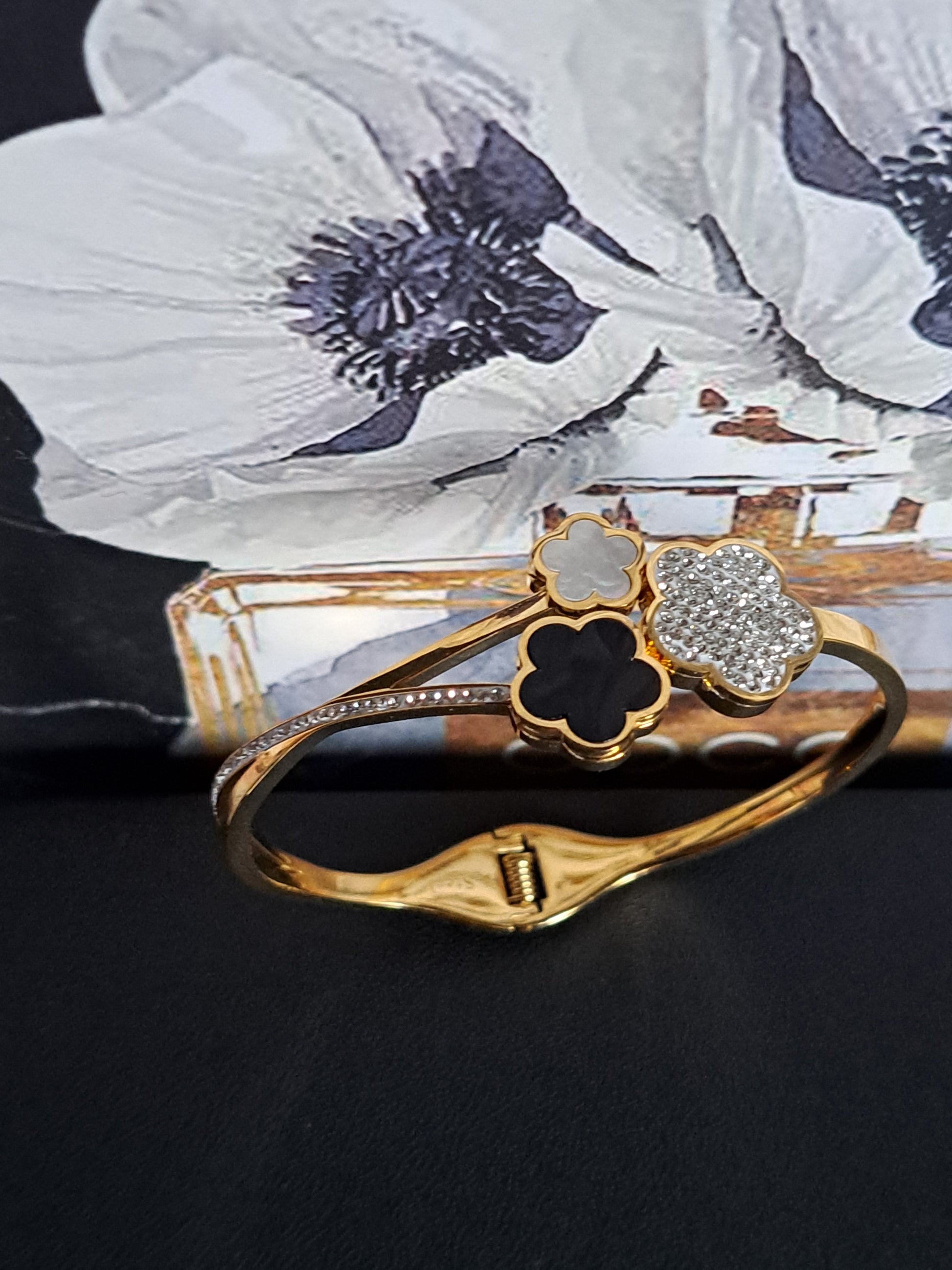 Bracelet jonc "fleur et strass"