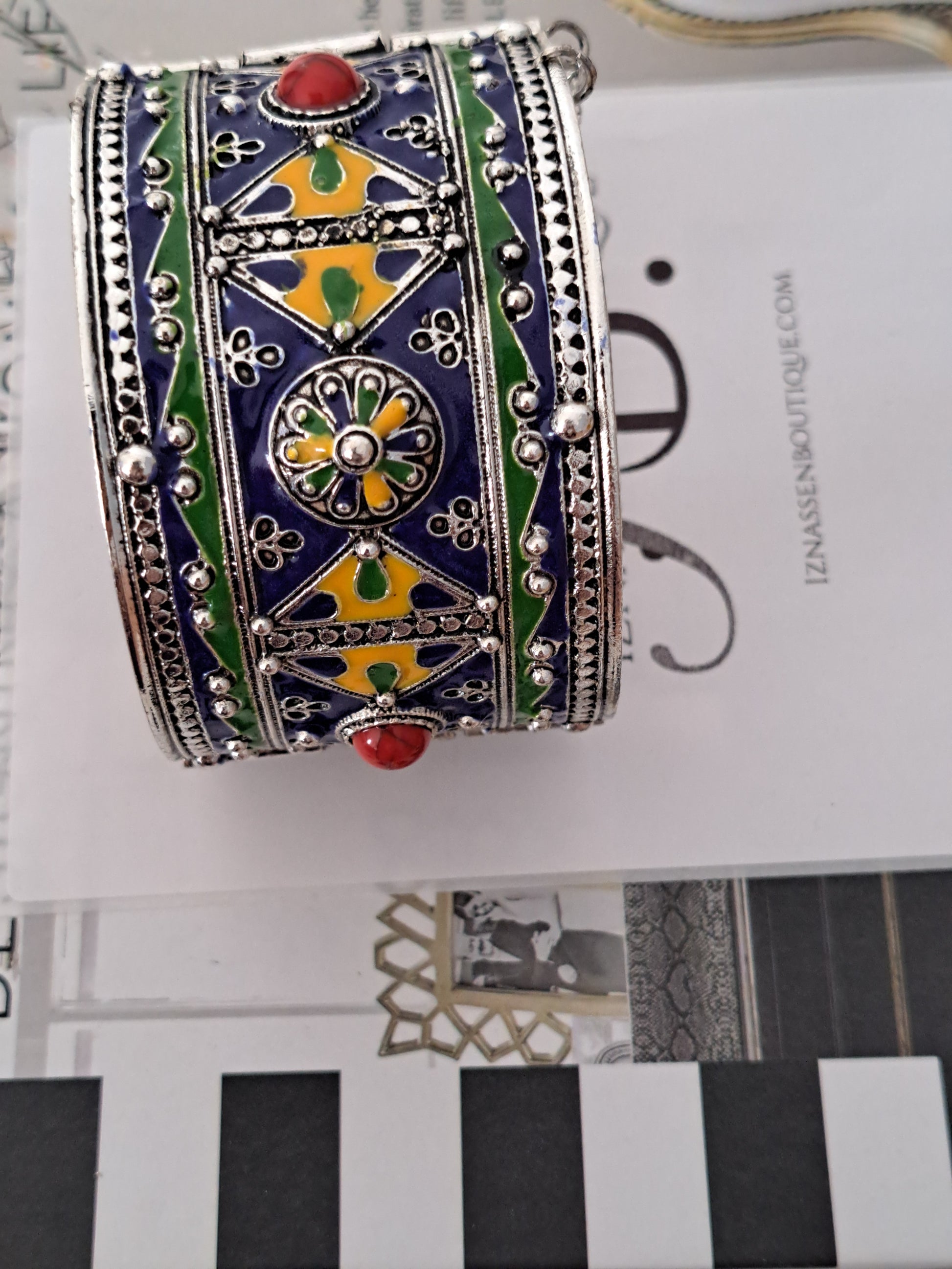 Paire de Bracelets manchette Kabyle Berbère Algérie en argent avec émaux & Corail - France Paire de Bracelets manchette Kabyle Berbère Algérie en argent avec émaux & Corail - France