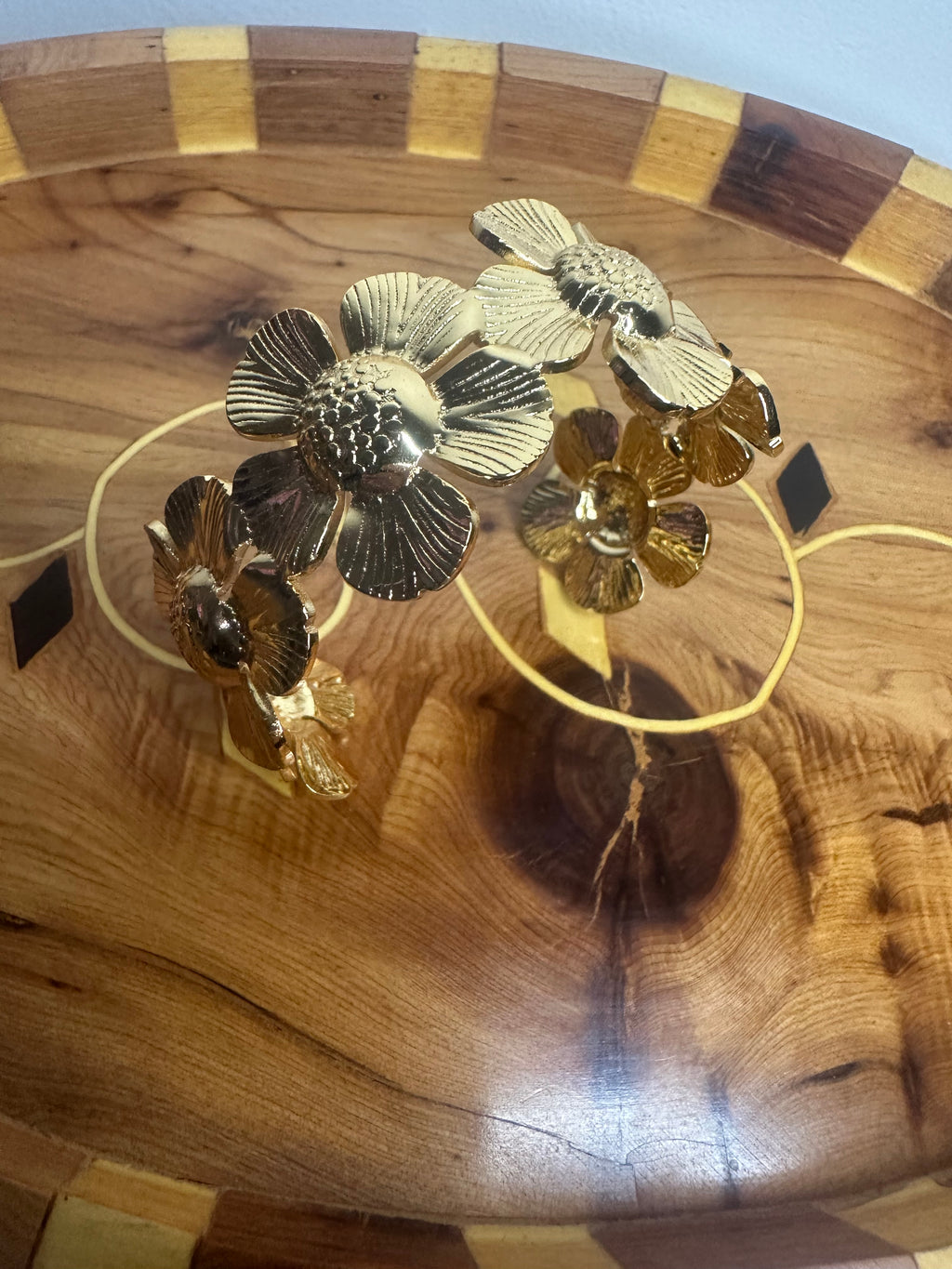 Bracelet jonc doré «fleurs gravées » en acier inoxydable