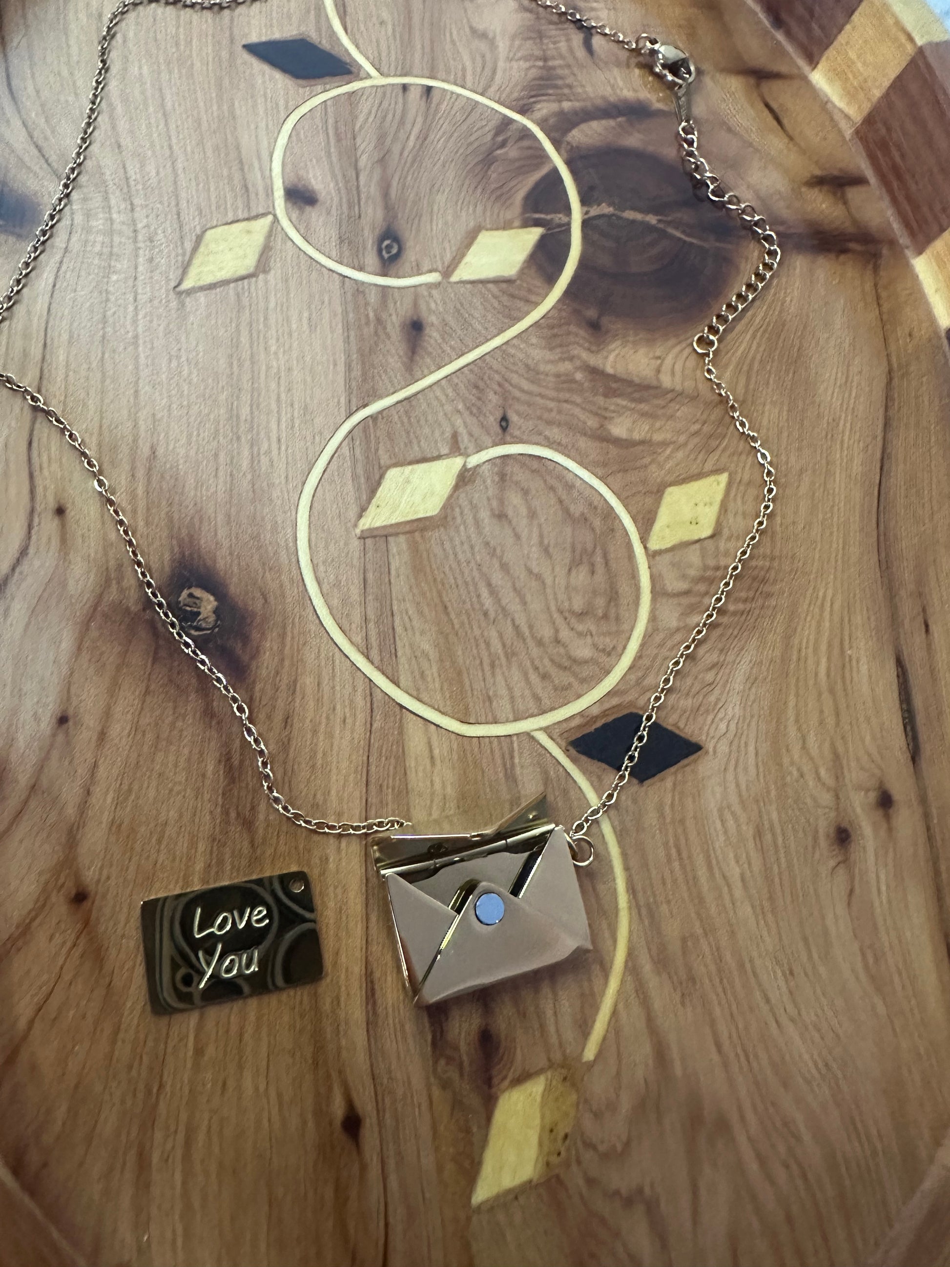 Collier enveloppe gravée « love you »