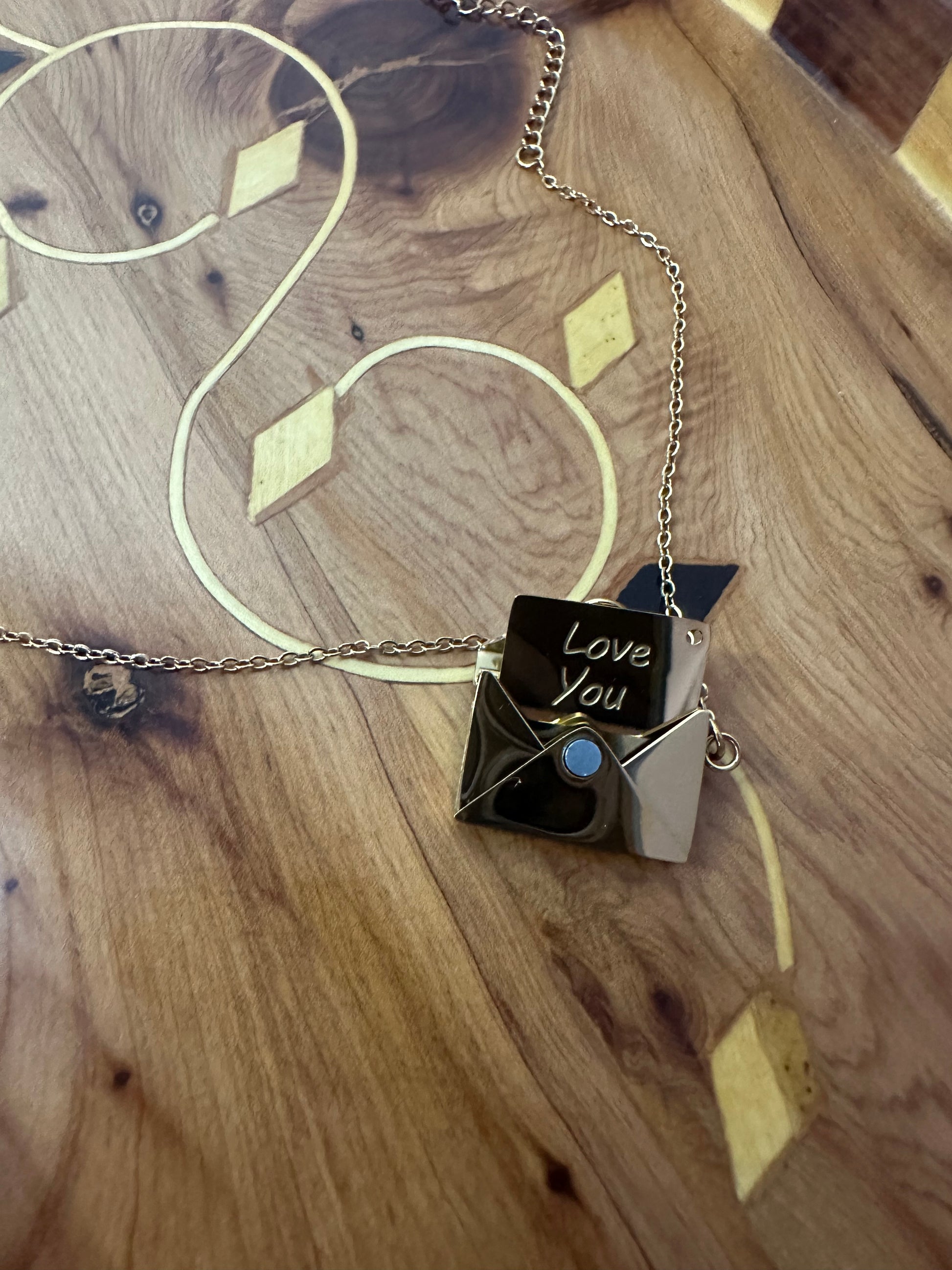 Collier enveloppe gravée « love you »