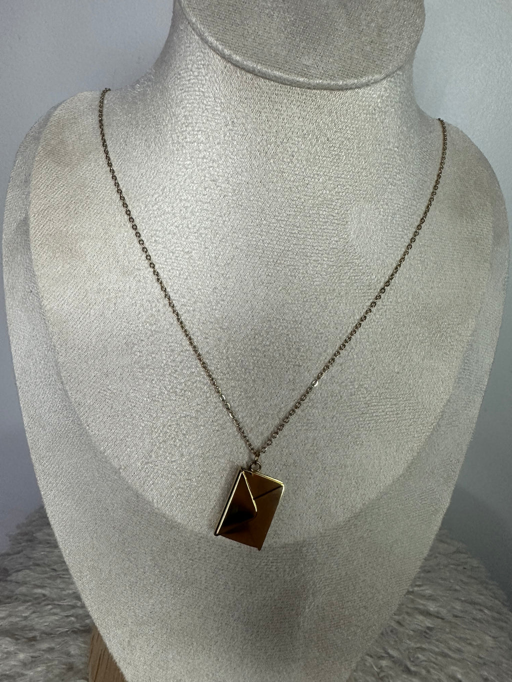 Collier enveloppe gravée « love you »