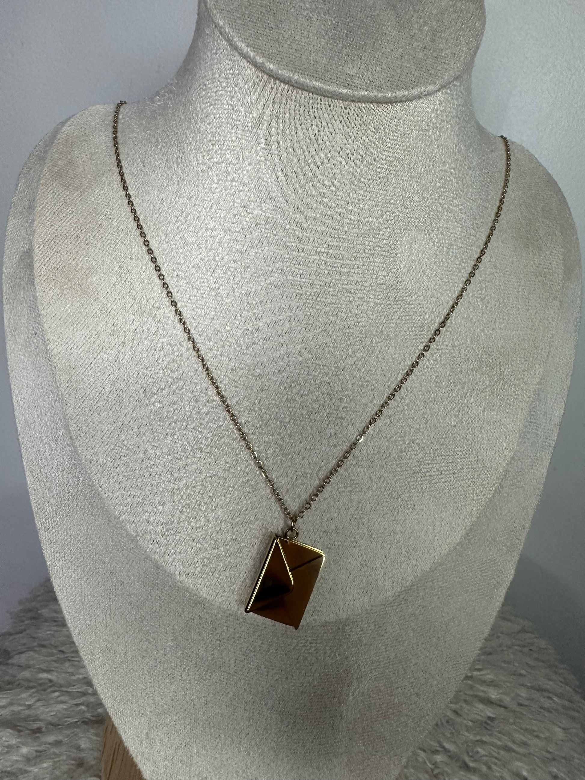 Collier enveloppe gravée « love you »