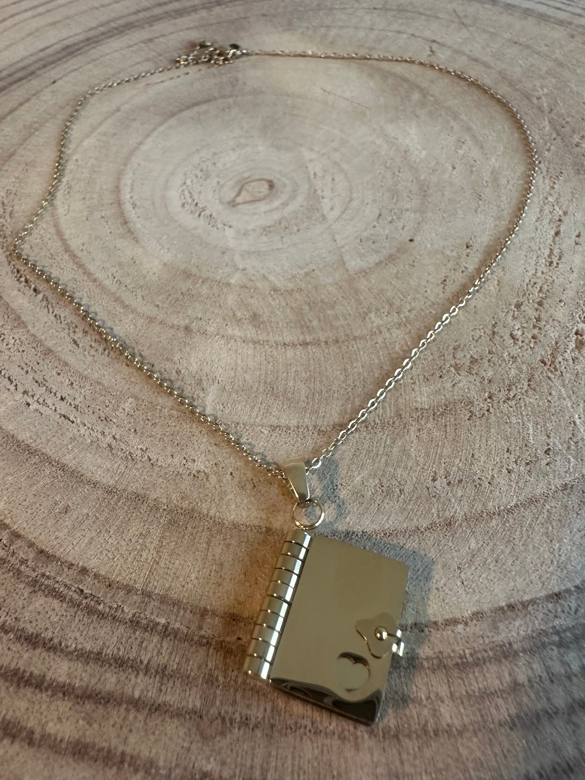 Collier livre à message personnalisable