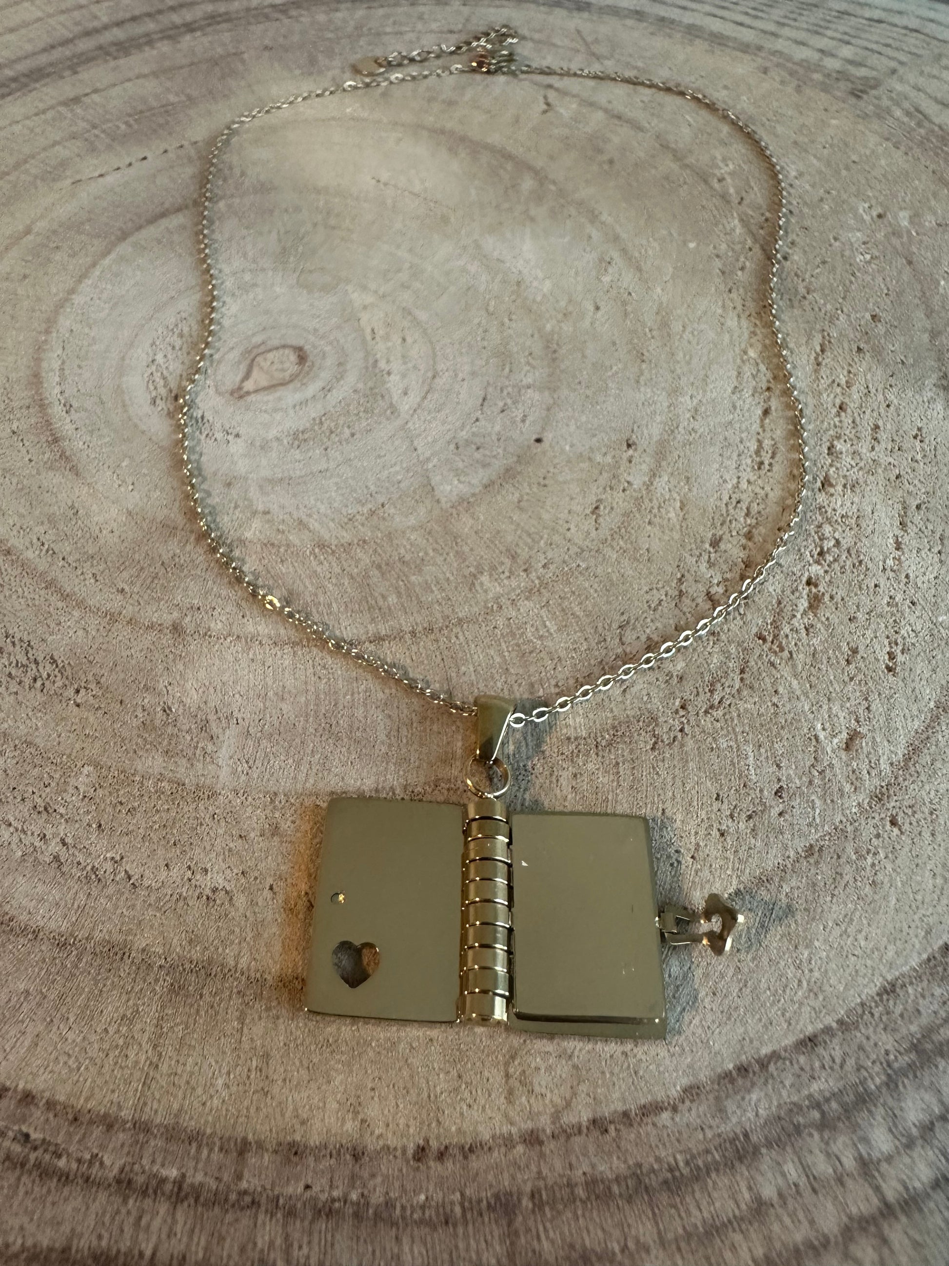 Collier livre à message personnalisable