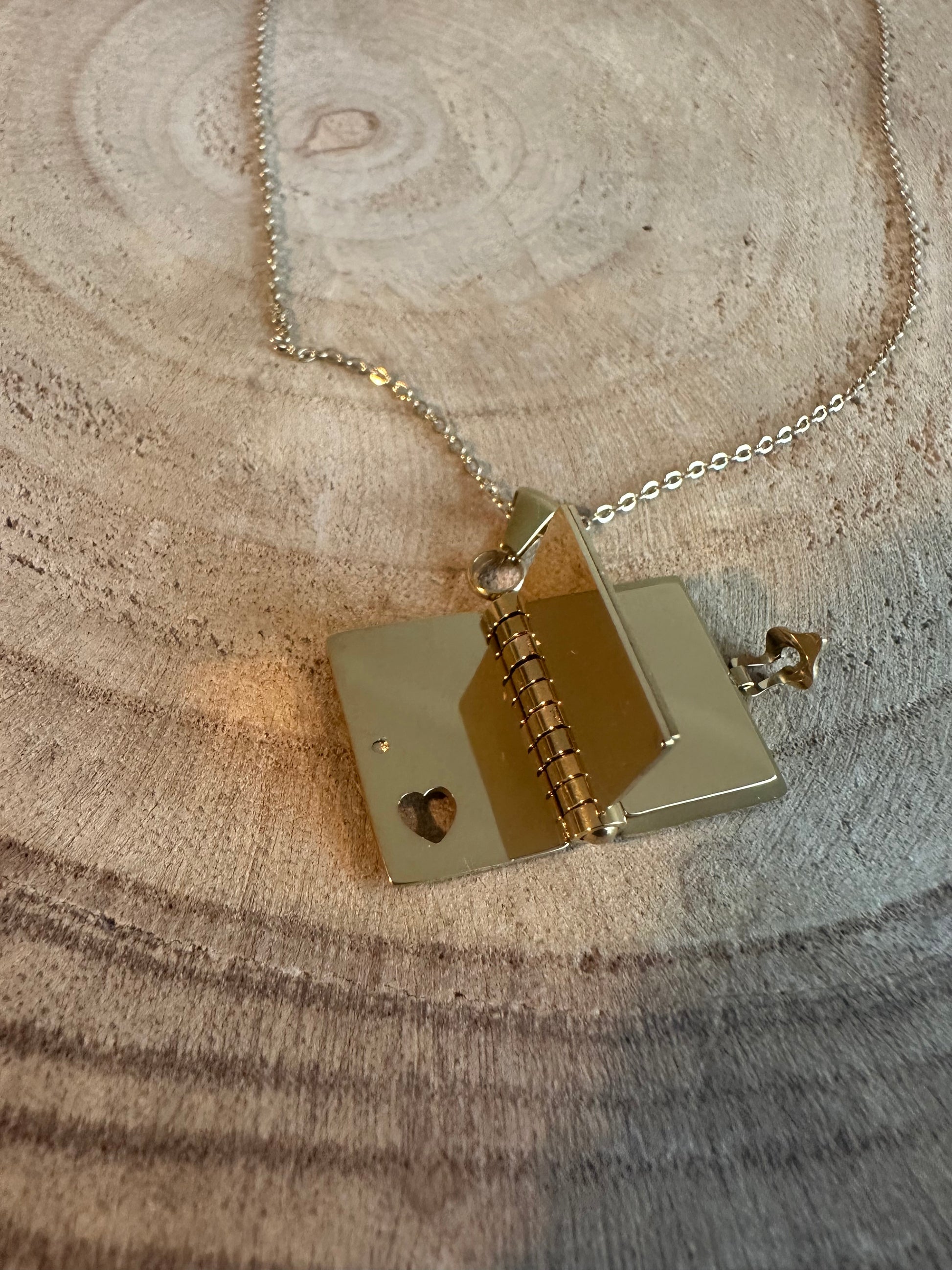 Collier livre à message personnalisable