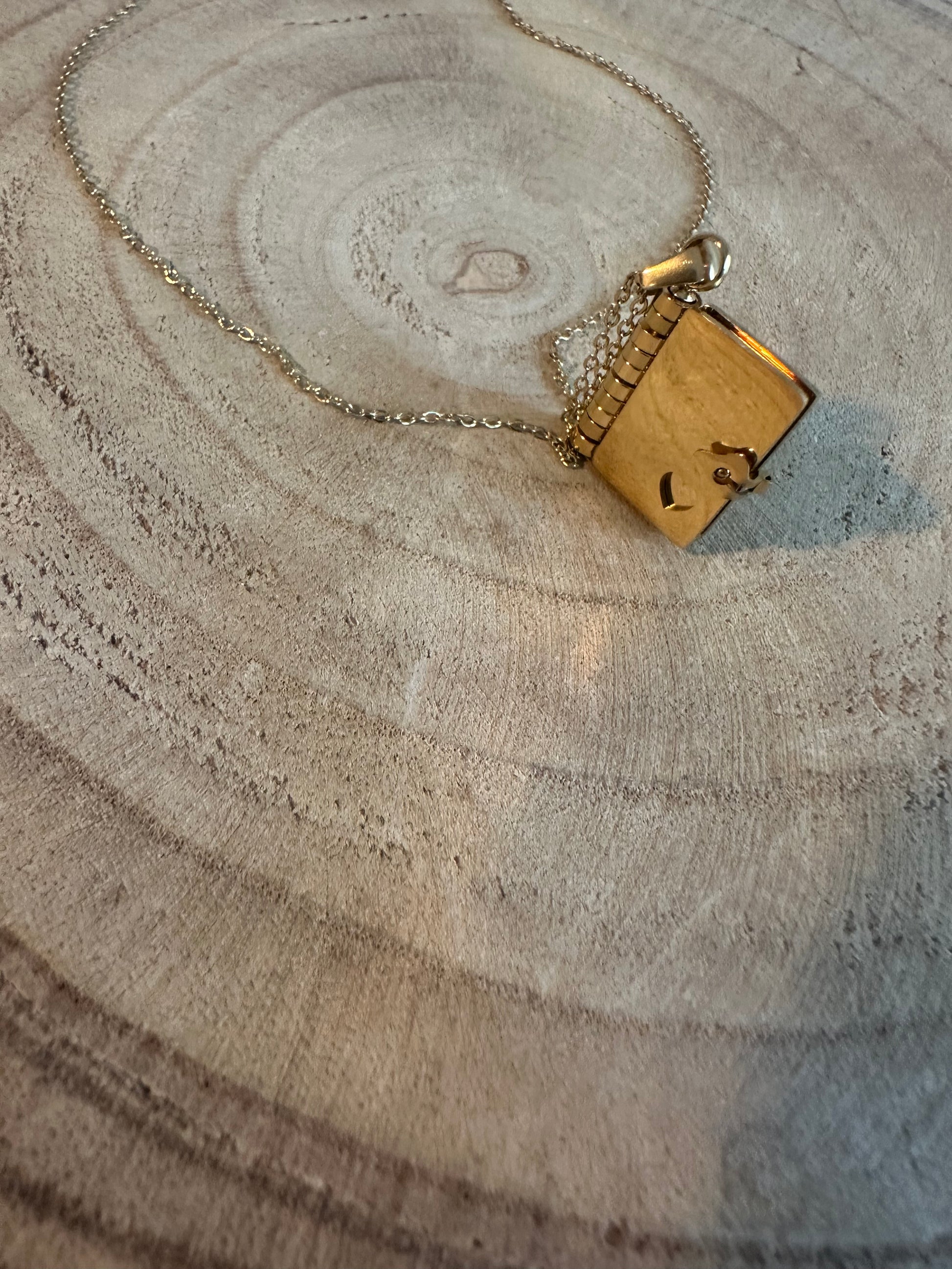 Collier livre à message personnalisable