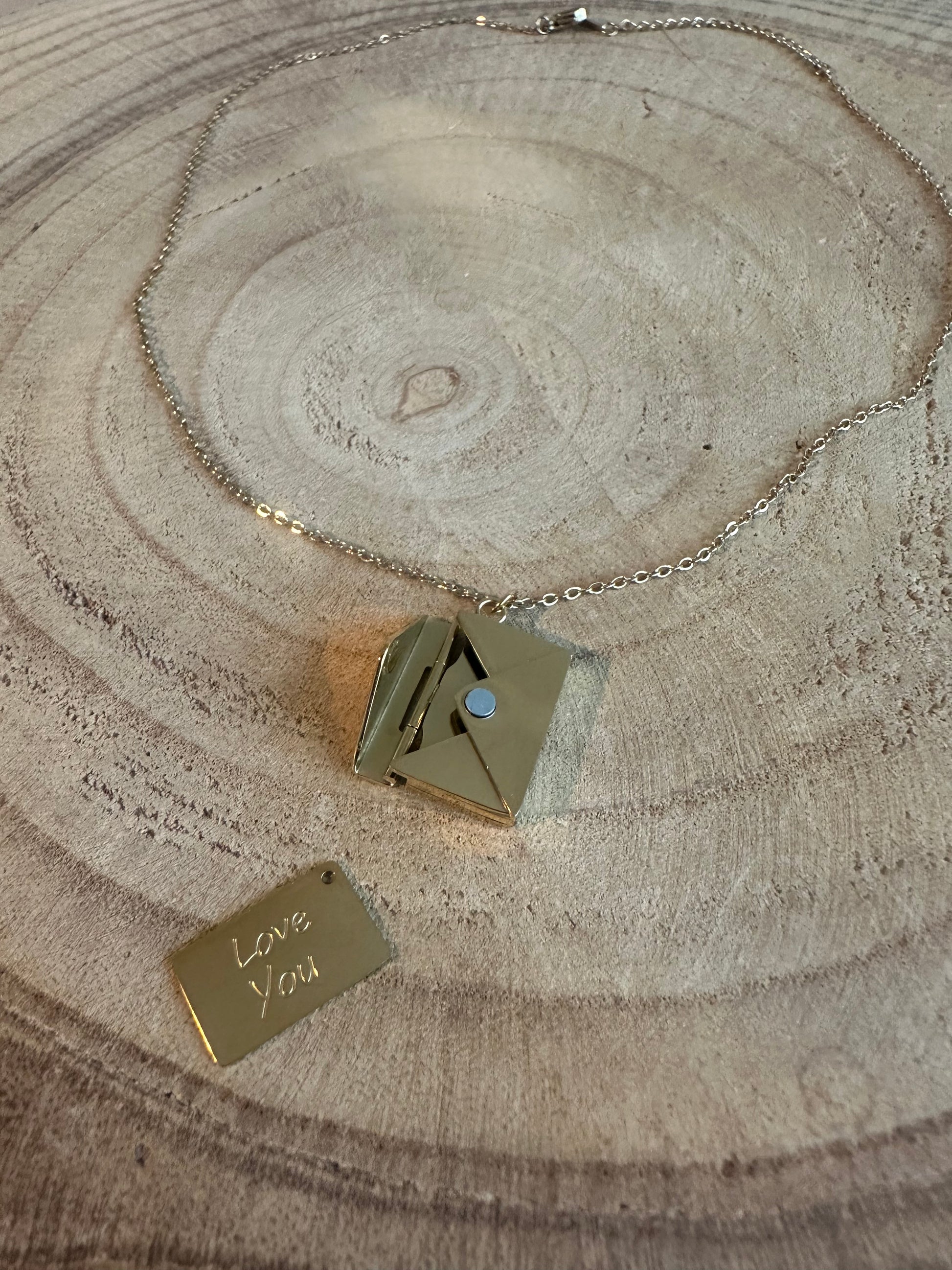 Collier enveloppe gravée « love you »