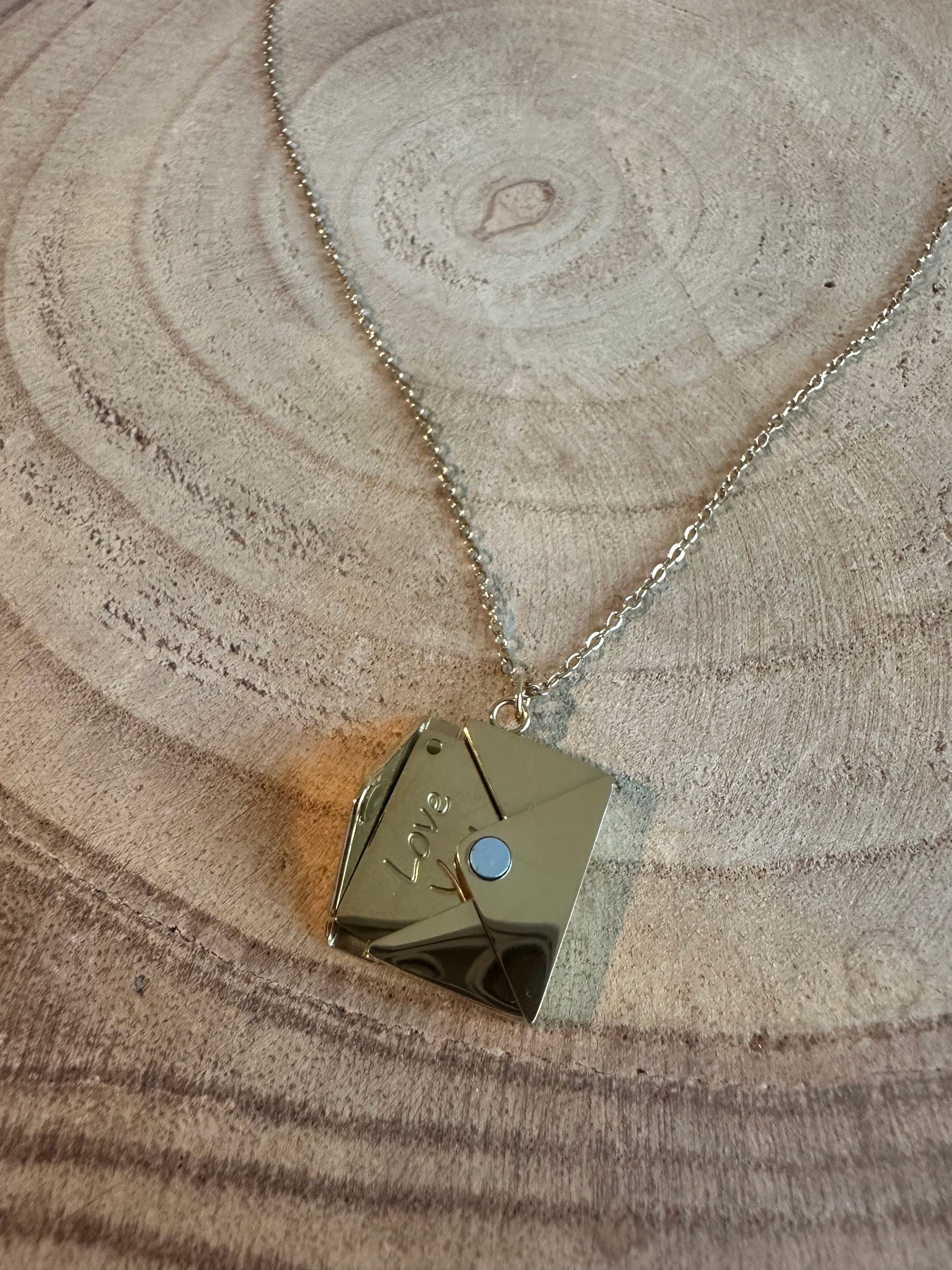Collier enveloppe gravée « love you »