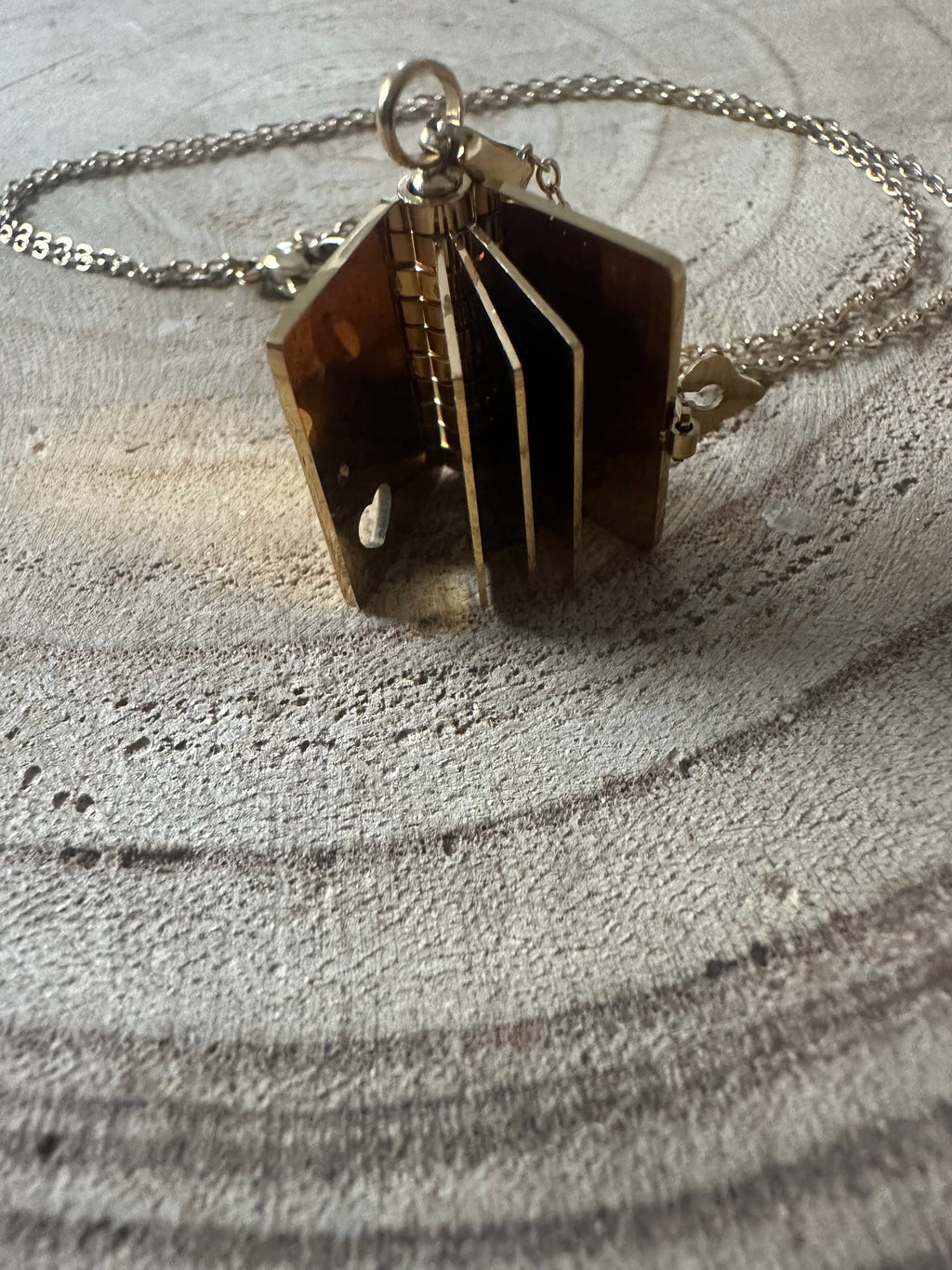 Collier livre à message personnalisable
