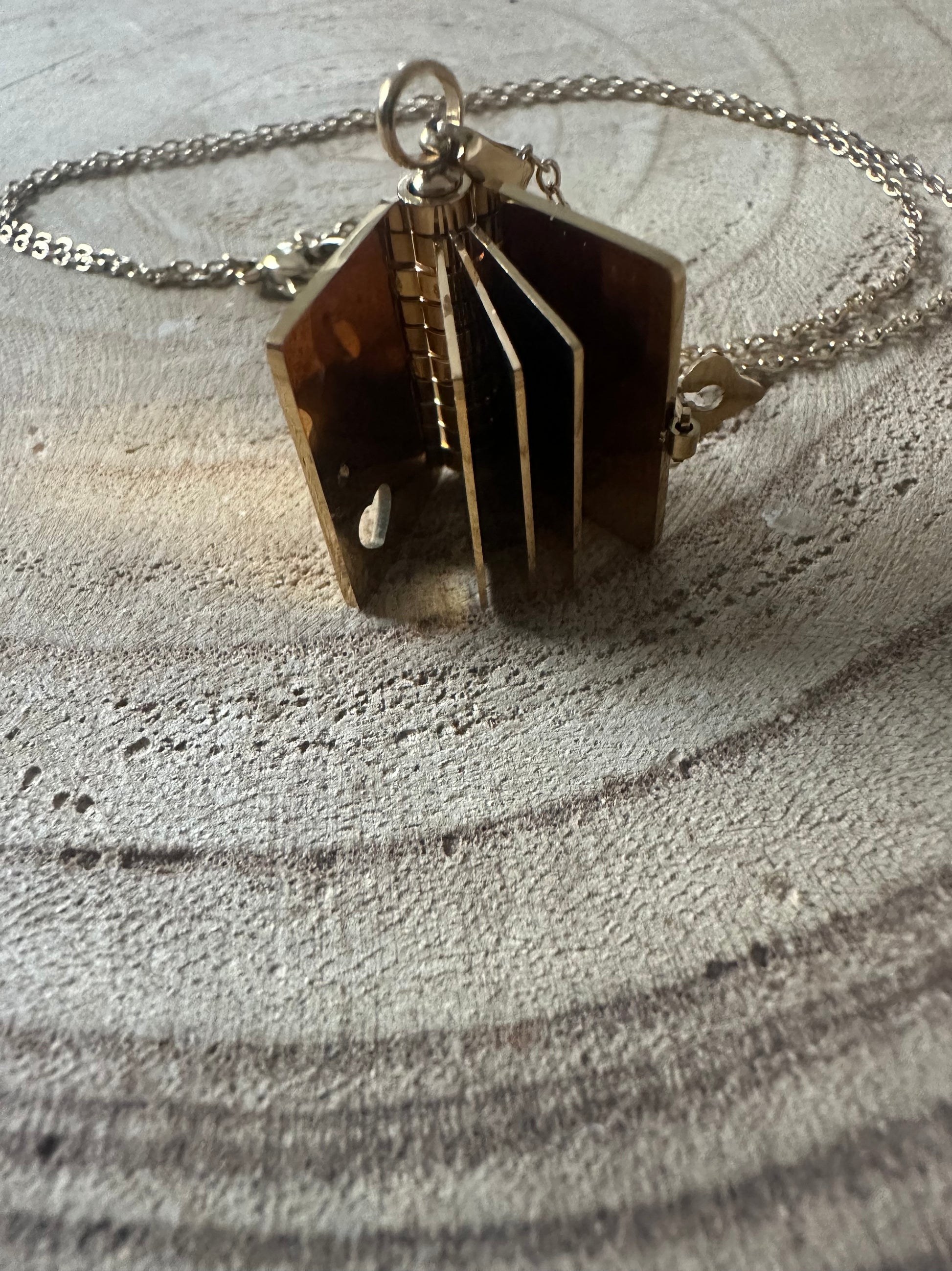 Collier livre à message personnalisable