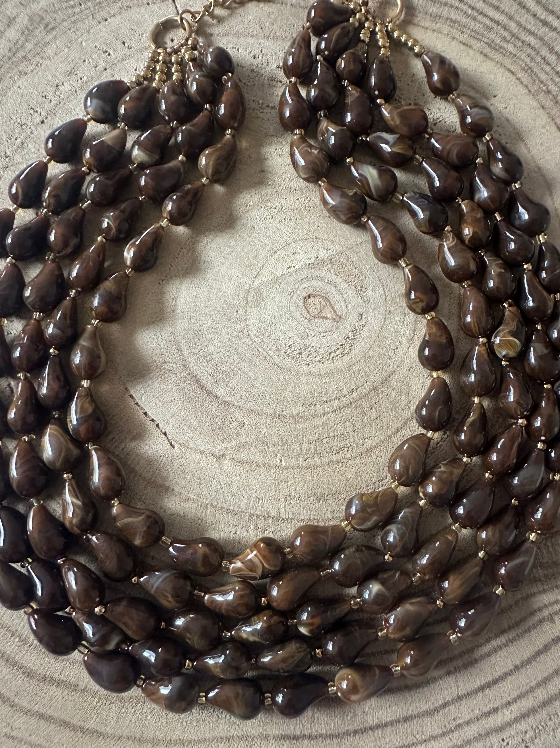Collier multi-rangs en perles goutte brune