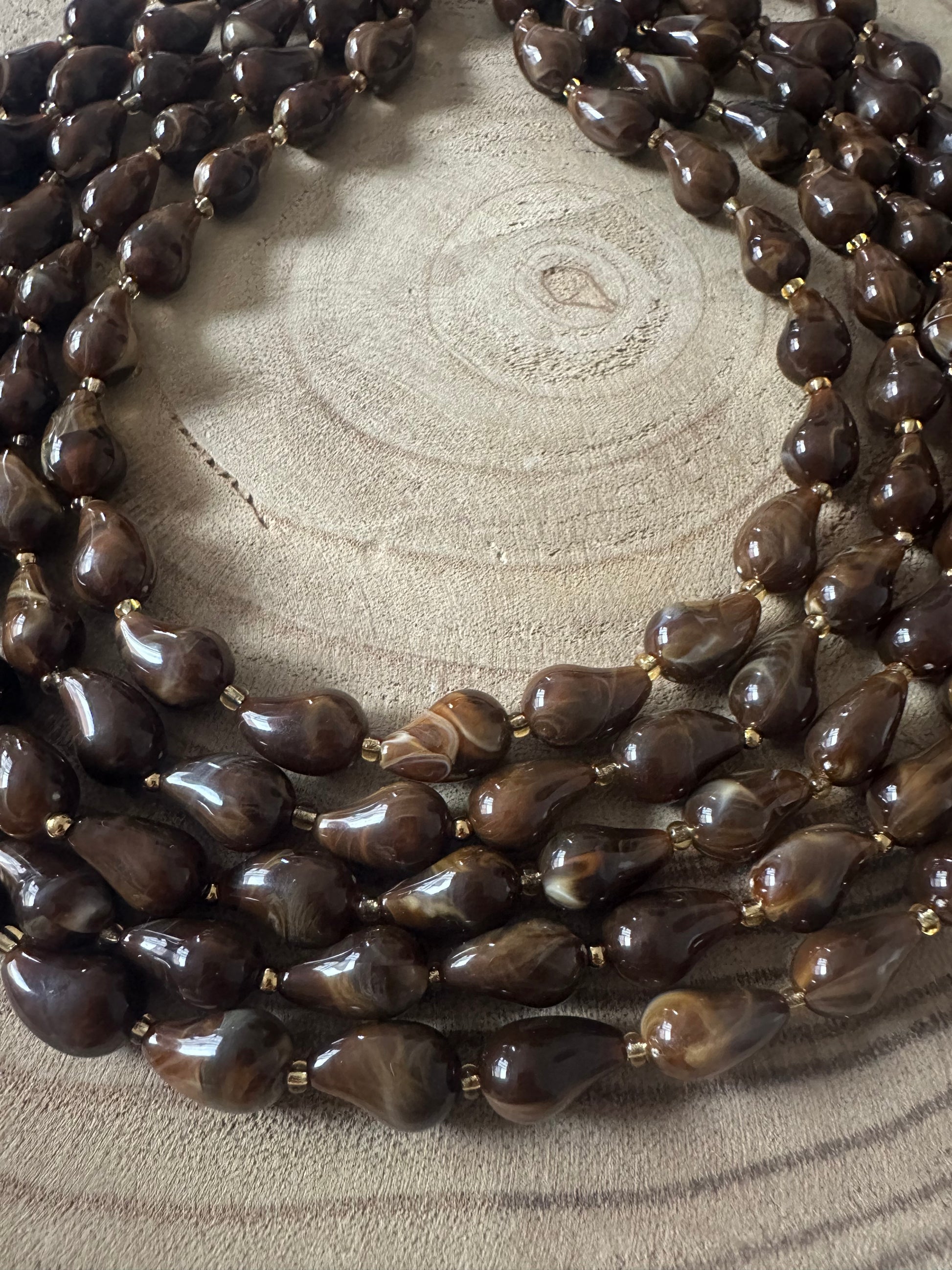 Collier multi-rangs en perles goutte brune