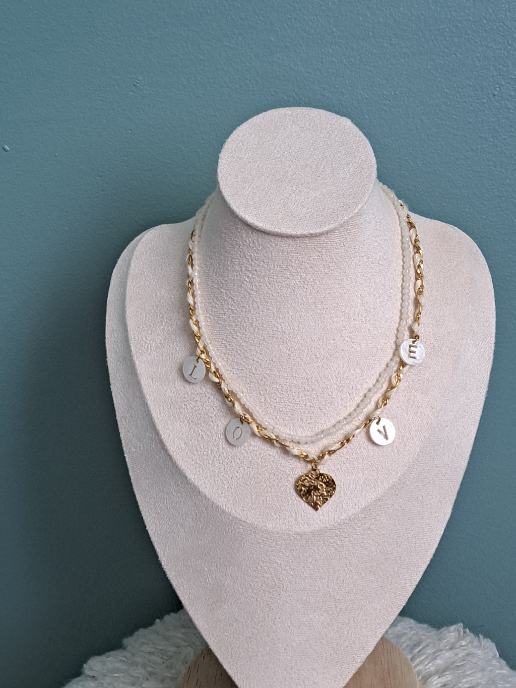Collier blanc inscription "Love"