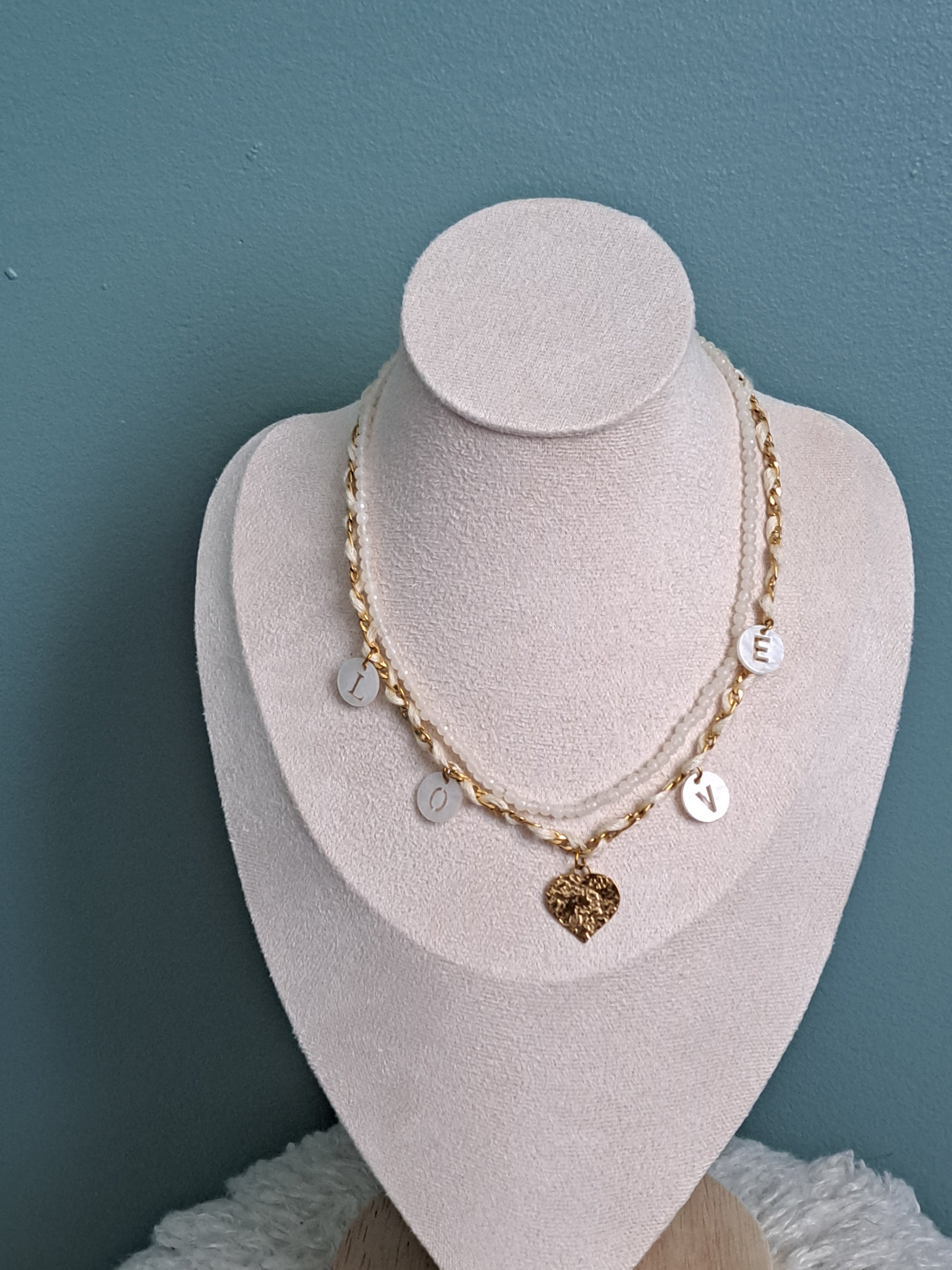 Collier blanc inscription "Love"