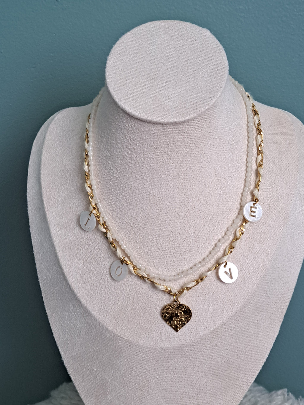 Collier blanc inscription "Love"