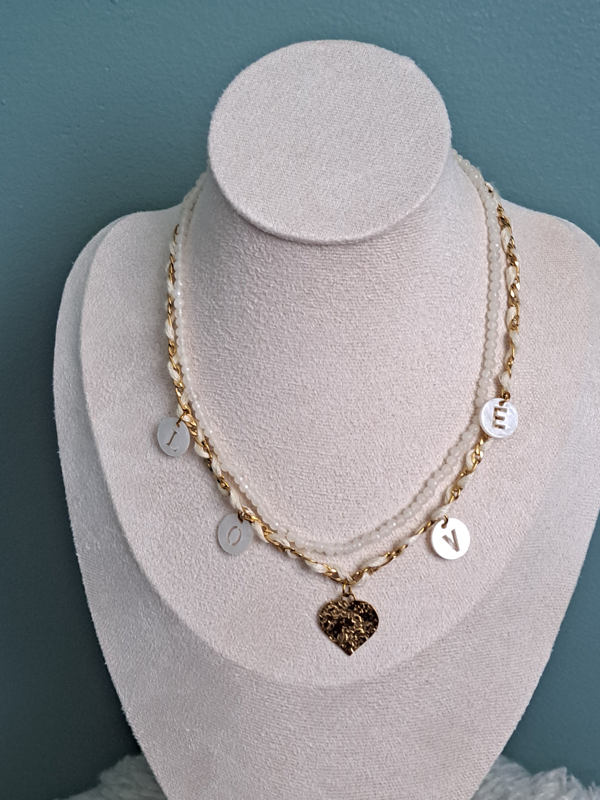 Collier blanc inscription "Love"